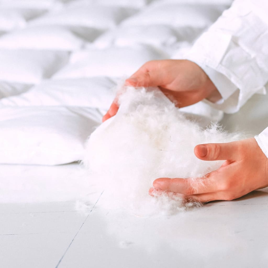 Dubbelt täcke och två kuddar med gåsdun och fjädrar